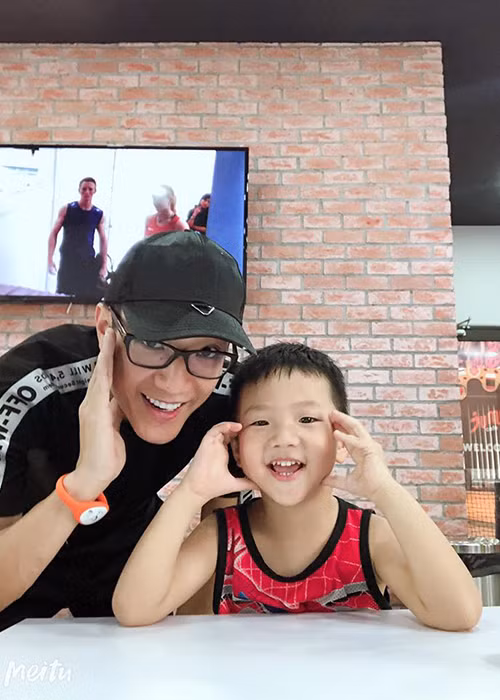 Niềm vui của Chí Nhân là có con trai bên cạnh để chăm sóc và yêu thương con.