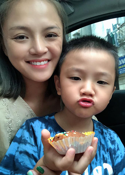 Sau khi Chí Nhân và Thu Quỳnh ly hôn, bé Be sống cùng mẹ.