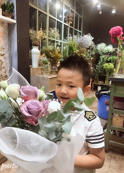 Chí Nhân thường xuyên khoe ảnh con trai mỗi lần hai bố con đi chơi.