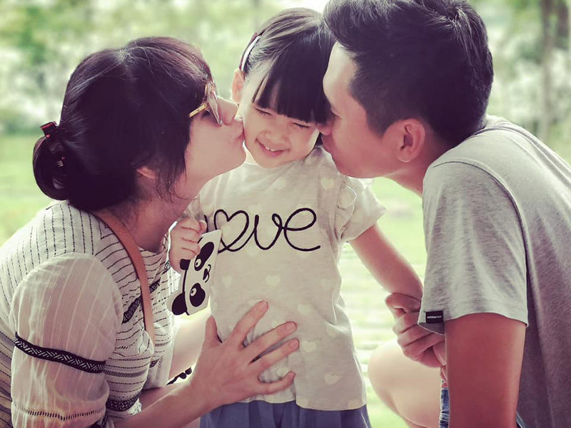 Vợ chồng Quốc Khánh thường xuyên khoe ảnh bé Híp.