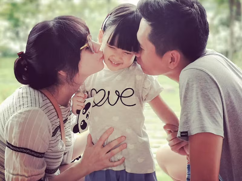 Vợ chồng Quốc Khánh thường xuyên khoe ảnh bé Híp.