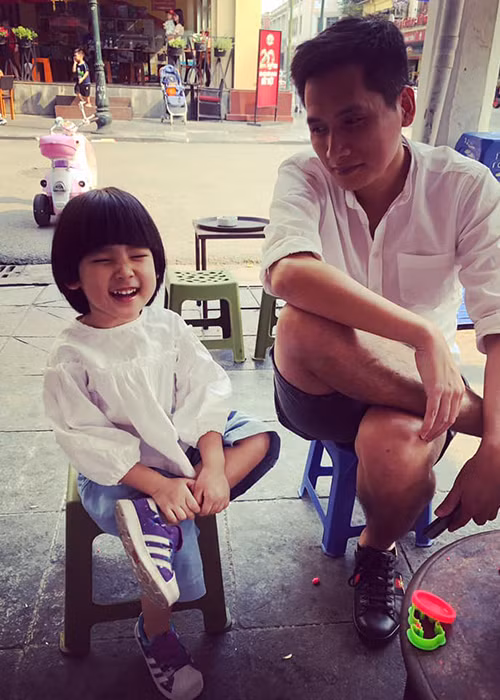 Con gái lớn của Quốc Khánh tên Khánh An, 14 tuổi còn cô con gái thứ hai của nam MC tên là Híp.