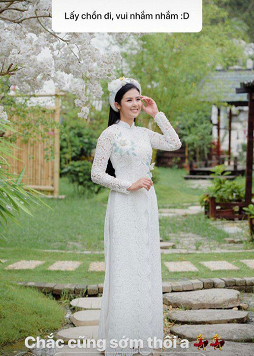 Khi có người thúc giục "Lấy chồng đi, vui lắm", Ngọc Hân thẳng thắn đáp lại: "Chắc cũng sớm thôi anh" khiến người hâm mộ tin rằng ngày cô lên xe hoa không còn xa.