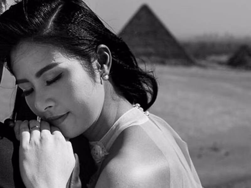 Hồi tháng 3/2019, Ngọc Hân từng vướng tin đồn sắp lên xe hoa khi đăng tải hình ảnh đeo nhẫn ở ngón áp út bên chàng trai giấu mặt.