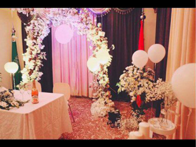 Tháng 6/2019, Ngọc Hân gây xôn xao chia sẻ hình ảnh không gian một bữa tiệc sang trọng, được trang trí ngập hoa và bóng. Có một số đặt nghi vấn phải chăng đây là lễ đính hôn bí mật của cô.