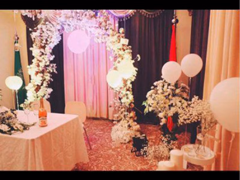 Tháng 6/2019, Ngọc Hân gây xôn xao chia sẻ hình ảnh không gian một bữa tiệc sang trọng, được trang trí ngập hoa và bóng. Có một số đặt nghi vấn phải chăng đây là lễ đính hôn bí mật của cô.