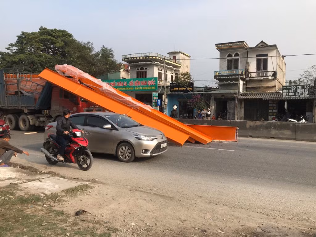 Xe may “gam” dau container, hang tan sat lao qua cabin-Hinh-8