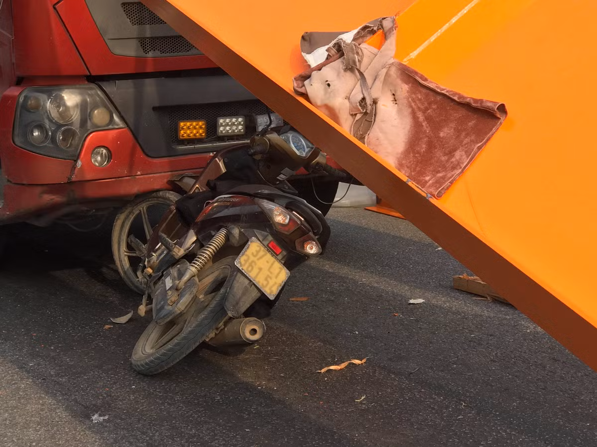 Xe may “gam” dau container, hang tan sat lao qua cabin-Hinh-4