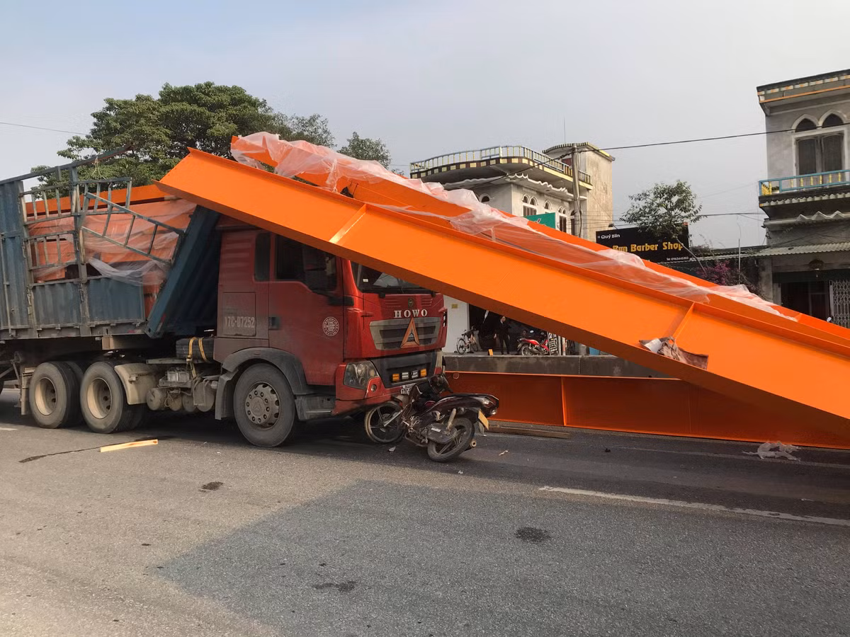 Xe may “gam” dau container, hang tan sat lao qua cabin-Hinh-7