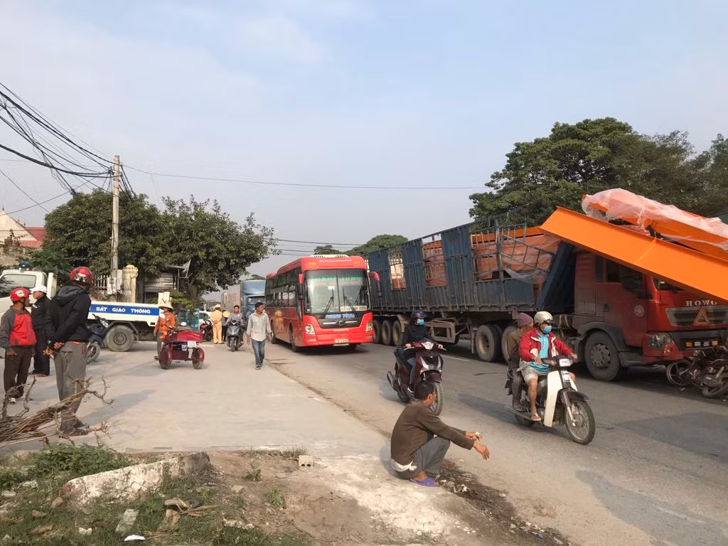 Xe may “gam” dau container, hang tan sat lao qua cabin-Hinh-10