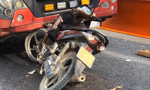 Xe may “gam” dau container, hang tan sat lao qua cabin