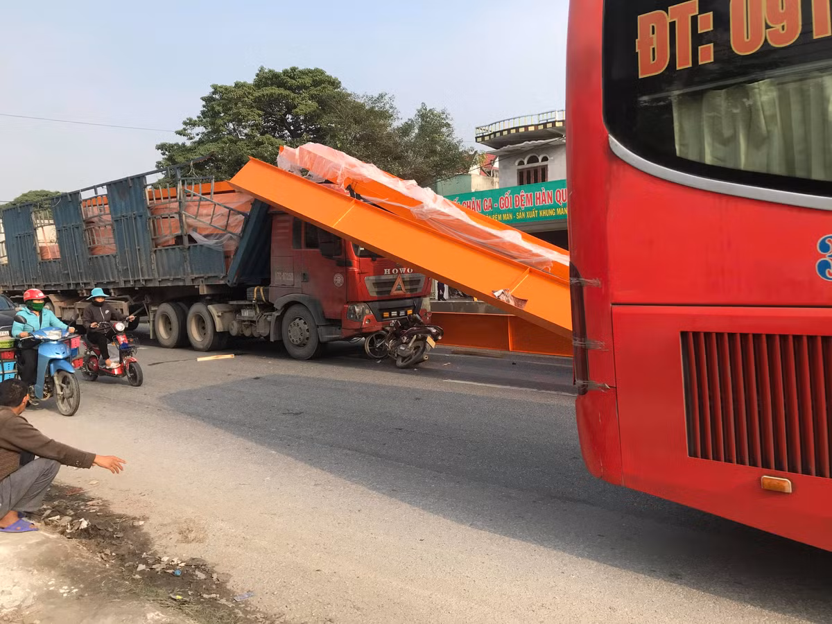 Xe may “gam” dau container, hang tan sat lao qua cabin-Hinh-5