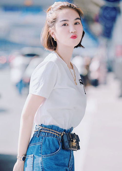 Ở tuổi 30, vóc dáng của Ngọc Trinh vẫn nuột nà. Đặc biệt, gương mặt của cô xinh như búp bê, trẻ trung.