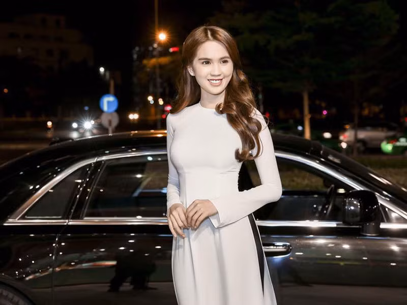 Tự hào về vòng eo 56, "Nữ hoàng nội y" còn quyết định chi tiền tỷ để làm phim về vòng eo thon và cuộc đời của chính mình.