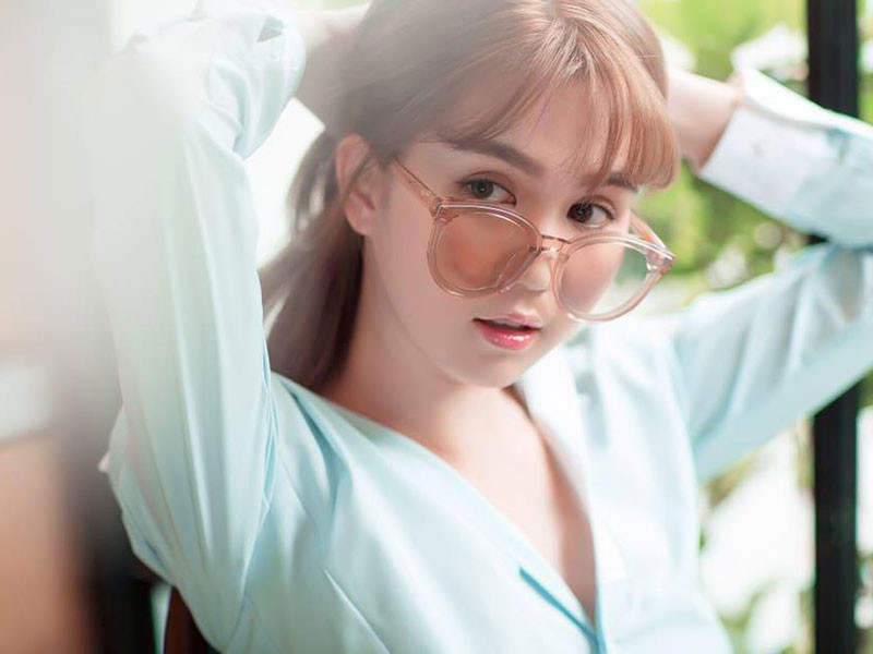 Nhờ lợi thế làn da trắng, Ngọc Trinh luôn nổi bật mỗi khi xuất hiện trước công chúng và kiếm bộn tiền từ quảng cáo, kinh doanh mỹ phẩm.