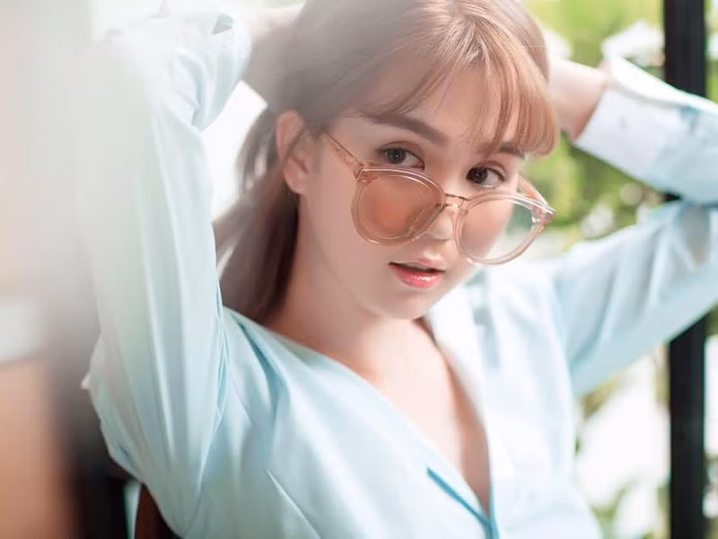 Nhờ lợi thế làn da trắng, Ngọc Trinh luôn nổi bật mỗi khi xuất hiện trước công chúng và kiếm bộn tiền từ quảng cáo, kinh doanh mỹ phẩm.