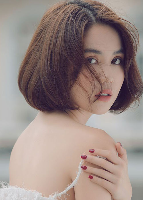 Trong cuộc phỏng vấn trên Thời đại năm 2017, chân dài gốc Trà Vinh thừa nhận sức hot của cô 90% là do bề ngoài, chứ chẳng phải giá trị sâu xa gì.