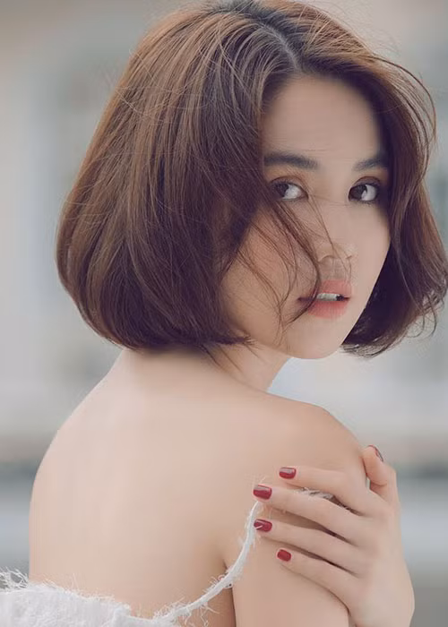 Trong cuộc phỏng vấn trên Thời đại năm 2017, chân dài gốc Trà Vinh thừa nhận sức hot của cô 90% là do bề ngoài, chứ chẳng phải giá trị sâu xa gì.