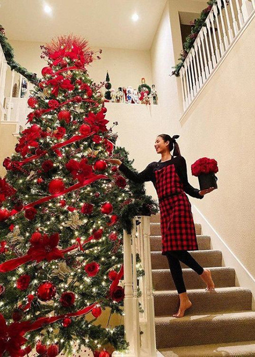 Nổi bật bên trong căn nhà ở Mỹ của người đẹp gốc Hải Phòng là cây thông Noel cao 4 mét.