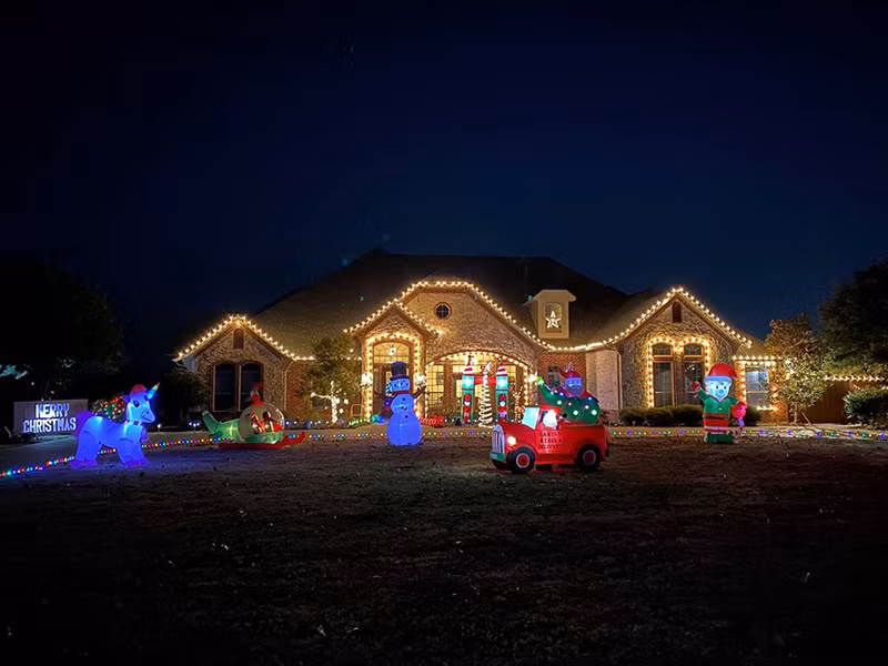 Vợ chồng ca sĩ Hồng Ngọc cũng trang hoàng nhà cửa ở Mỹ đón Giáng sinh cách đây không lâu.