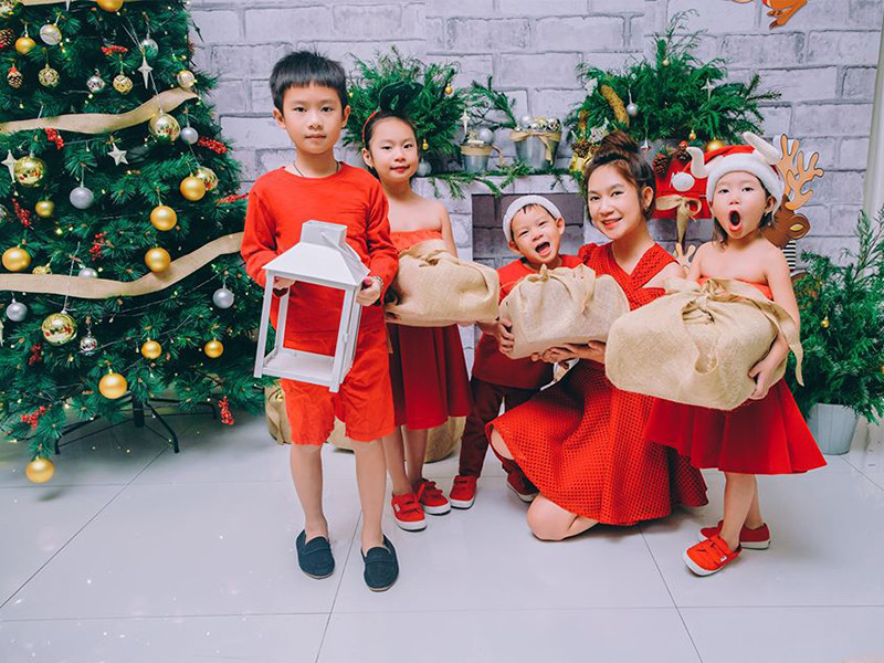Bà xã Lý Hải cùng các con diện trang phục tông đỏ đón Noel.