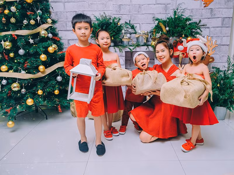 Bà xã Lý Hải cùng các con diện trang phục tông đỏ đón Noel.