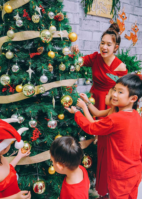 Các nhóc tì nhà Lý Hải - Minh Hà háo hức trang trí cây thông.