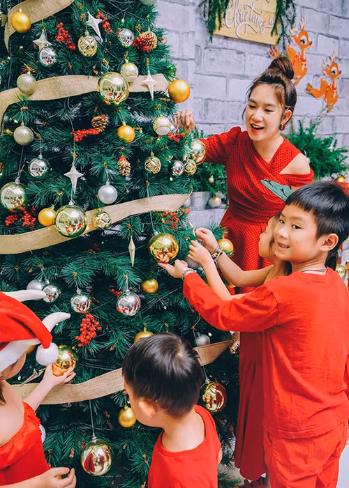 Các nhóc tì nhà Lý Hải - Minh Hà háo hức trang trí cây thông.