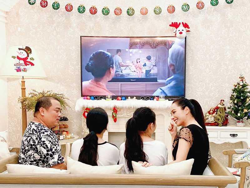 Năm nay, nhạc sĩ Minh Khang bận không thể phụ giúp Thúy Hạnh. Tuy nhiên, cựu siêu mẫu có bố mẹ và các con phụ giúp.