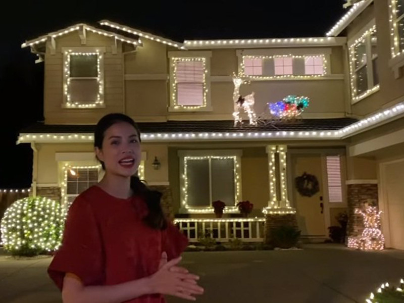 Mới đây, Phạm Hương đăng tải clip cận cảnh biệt thự ở Mỹ được trang hoàng lộng lẫy để mừng Giáng sinh 2019.