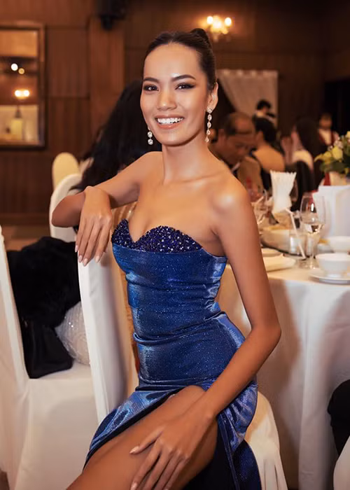 Hoàng Phương nổi bật giữa dàn thí sinh nhờ vẻ đẹp cá tính, gợi cảm.