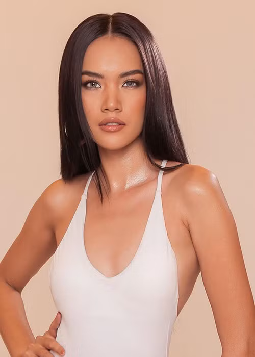 Chân dài đến từ Khánh Hòa làm người mẫu, cô giáo dạy trình diễn thời trang cho các người mẫu nhí.