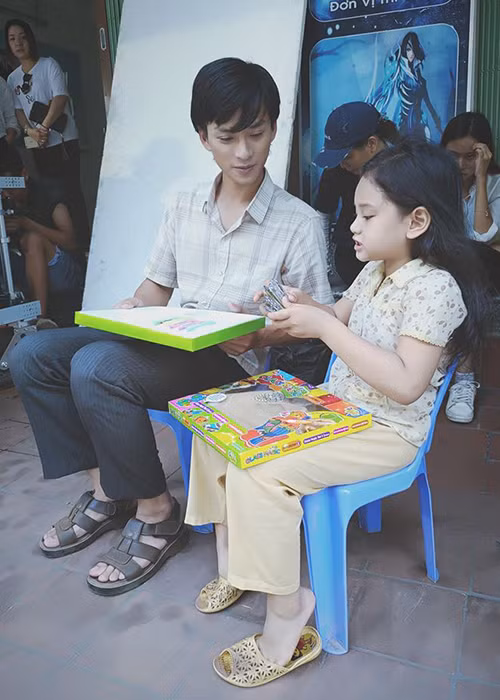 Trên phim trường "Mắt biếc", Trần Nghĩa chơi đùa với bé Mona Bảo Tiên.