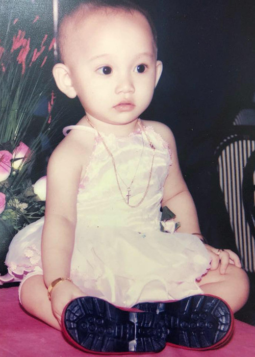 Trúc Anh cũng từng khiến fan thích thú khi khoe ảnh ngày bé với mái tóc lơ thơ trên đỉnh đầu.