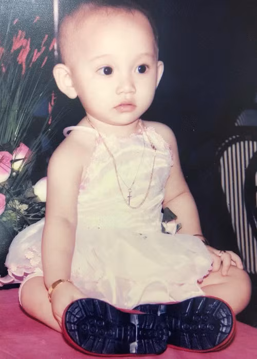Trúc Anh cũng từng khiến fan thích thú khi khoe ảnh ngày bé với mái tóc lơ thơ trên đỉnh đầu.