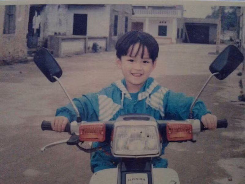 Nam diễn viên phim "Mắt biếc" tạo dáng trên chiếc xe máy.