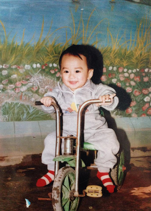 Hình ảnh Trần Nghĩa trên chiếc xe đạp khi còn nhỏ.