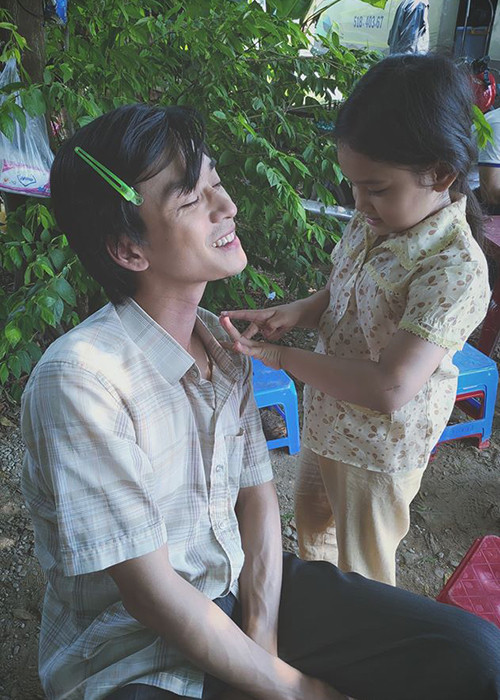 Nam chính phim "Mắt biếc" - Trần Nghĩa cũng có không ít khoảnh khắc thú vị ngoài đời.