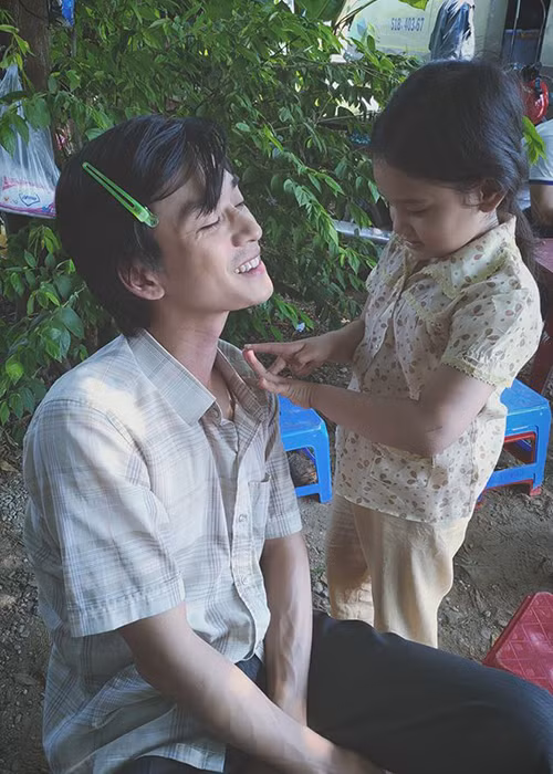 Nam chính phim "Mắt biếc" - Trần Nghĩa cũng có không ít khoảnh khắc thú vị ngoài đời.