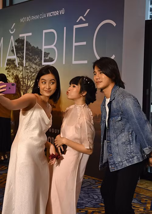Tại buổi ra mắt phim "Mắt biếc", Thảo Tâm nhí nhảnh chụp ảnh cùng Trần Phong và Đỗ Khánh Vân.