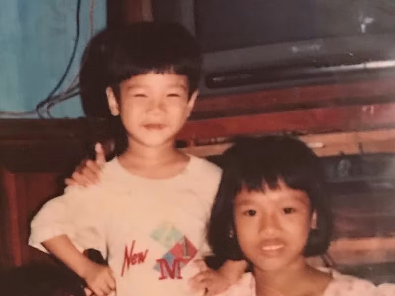 Dũng của "Mắt biếc" cười tươi rói trong bức ảnh được chụp vào năm 3 tuổi bên chị gái.