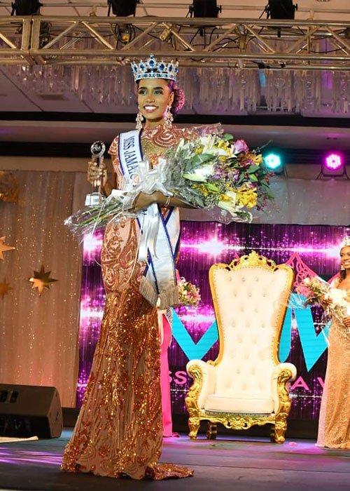 Toni-Ann tuy không có chiều cao nổi bật nhưng lại có tài năng ca hát.