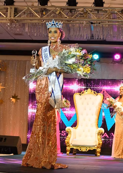 Toni-Ann tuy không có chiều cao nổi bật nhưng lại có tài năng ca hát.