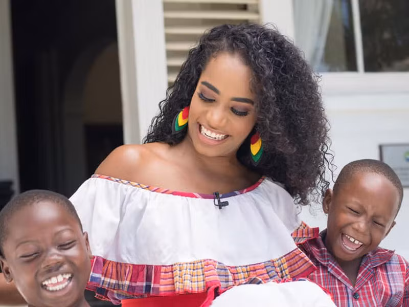 Khi rảnh rỗi, tân hoa hậu thích hát hò, làm các video và hoạt động tình nguyện.