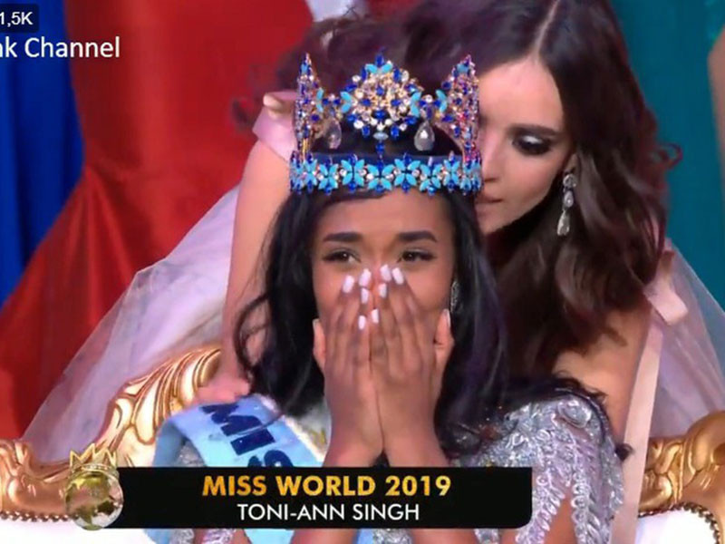 Toni-Ann đánh bại hơn 100 người đẹp để đăng quang ngôi vị cao nhất. Theo sau cô là 2 á hậu đến từ Ấn Độ và Pháp.