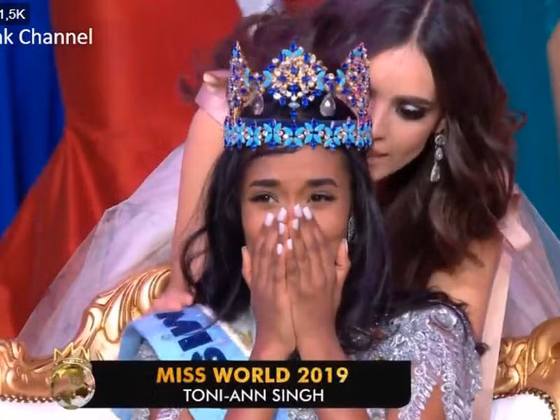 Toni-Ann đánh bại hơn 100 người đẹp để đăng quang ngôi vị cao nhất. Theo sau cô là 2 á hậu đến từ Ấn Độ và Pháp.