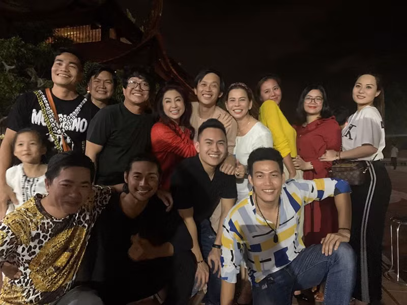 Thành Vinh (áo đen) - con trai của Hoài Linh có mặt trong bữa tiệc sinh nhật. Hiện tại, Thành Vinh sống và làm việc ở Mỹ. Thi thoảng, anh về Việt Nam dự các ngày vui của gia đình.