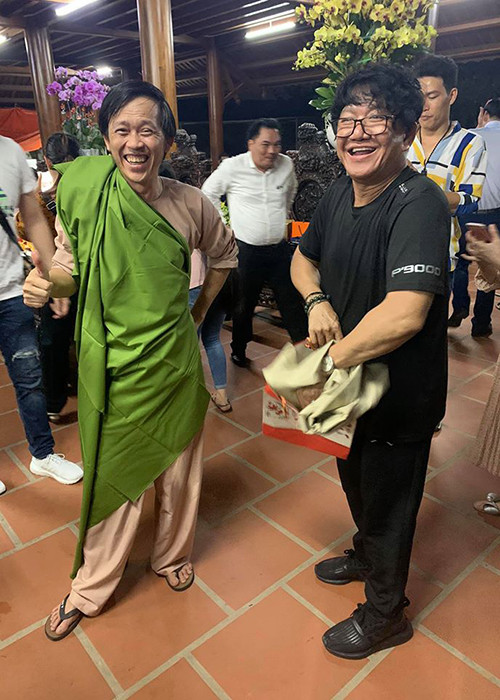 Hoài Linh khoe một trong những món quà từ đồng nghiệp.