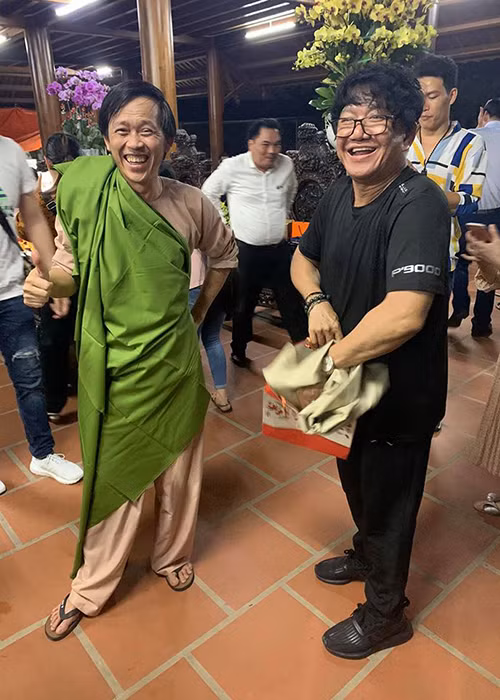 Hoài Linh khoe một trong những món quà từ đồng nghiệp.