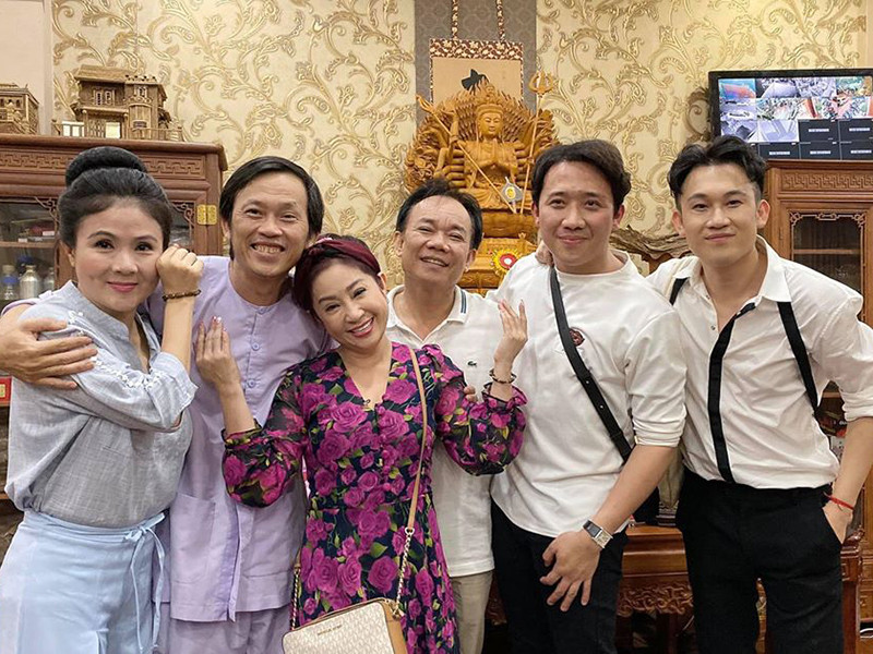 Hoài Linh diện áo bà ba quen thuộc khi đón tuổi 50 cùng người thân, đồng nghiệp.